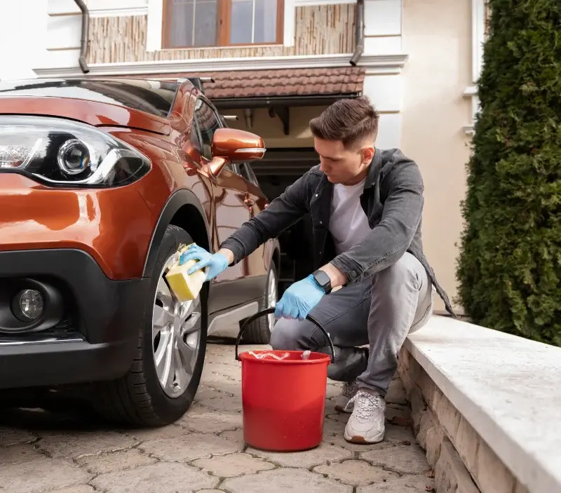 Lavage auto à domicile Neuilly-le-Bisson : professionnel intervenant sur un véhicule